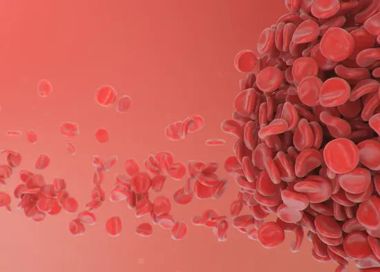 Celule roșii din sânge în mișcare, ilustrând fluxul menstrual natural și biologic într-un fundal roșu abstract.