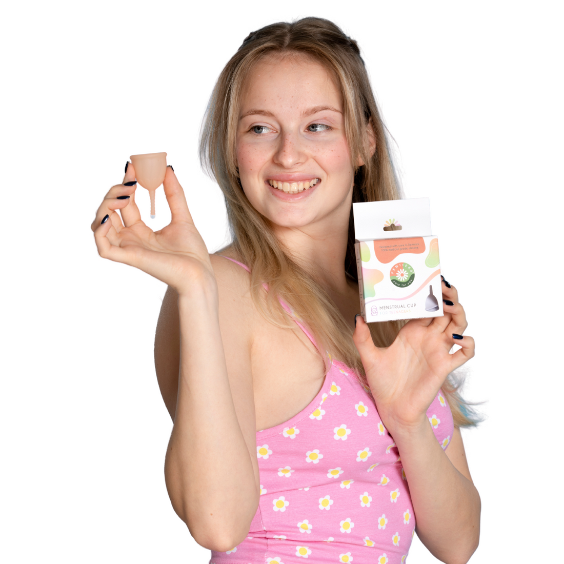 Adolescentă zâmbitoare ținând în mână cupa menstruală Femi.Eko® și ambalajul – soluție reutilizabilă pentru debutul menstruației.