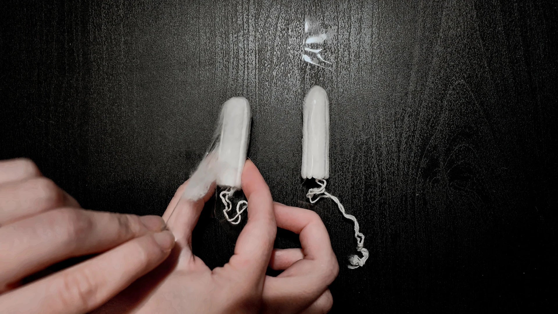 Dezlipirea benzii adezive de pe suprafața unui tampon.